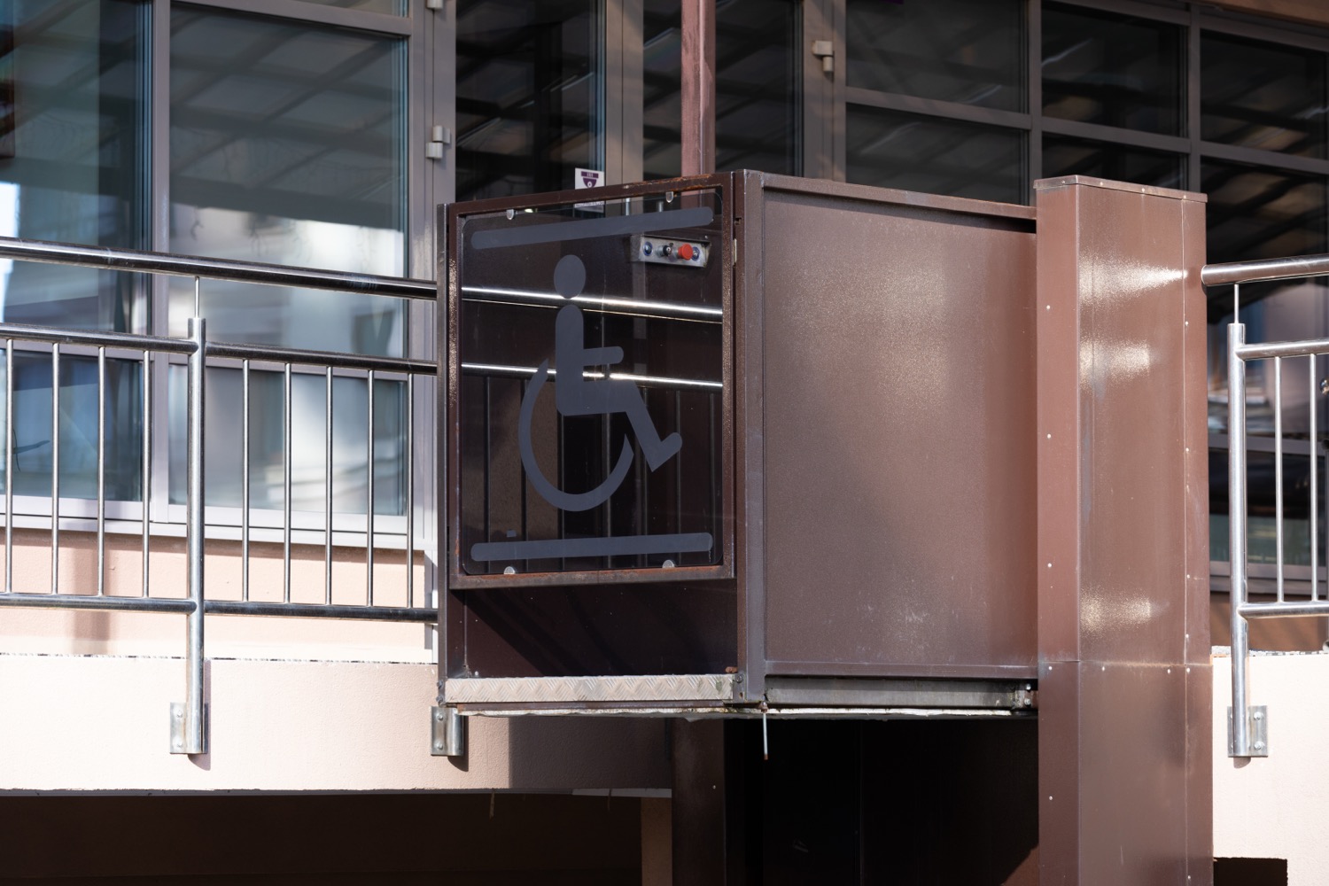 strassenaufzug fur menschen mit behinderungen